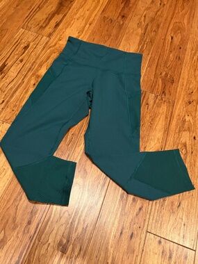 10/$15 Old Navy active womens elevate legging size small mesh detail and pockets